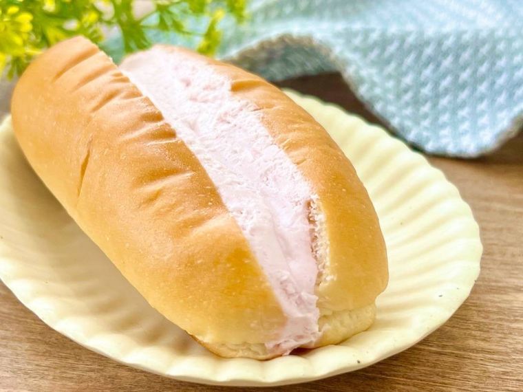 ローソンのヒット作おやつコッペに紅芋味がでた!沖縄気分を楽しめるパンの画像