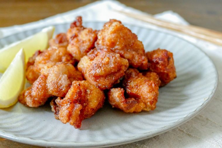 レモンと唐揚げを盛ったお皿があるテーブル