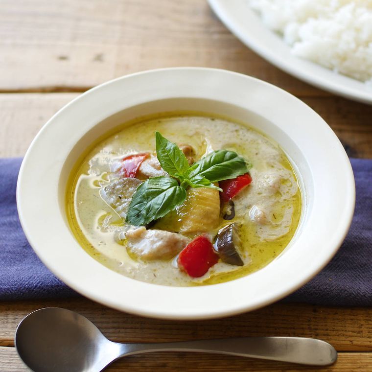 皿に盛られたグリーンカレー