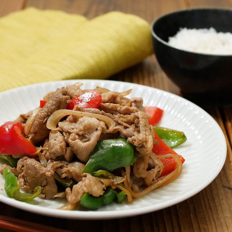 白い器に盛られた豚肉、玉ねぎ、パプリカなどで作ったウスターソースの炒め物