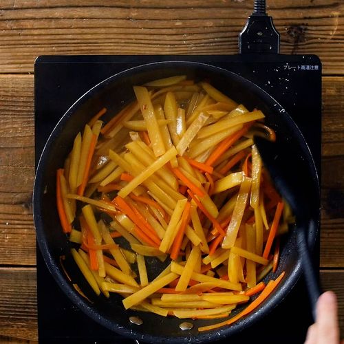 じゃがいもとにんじんのきんぴら Macaroni じゃがいもとにんじんのきんぴら Macaroni