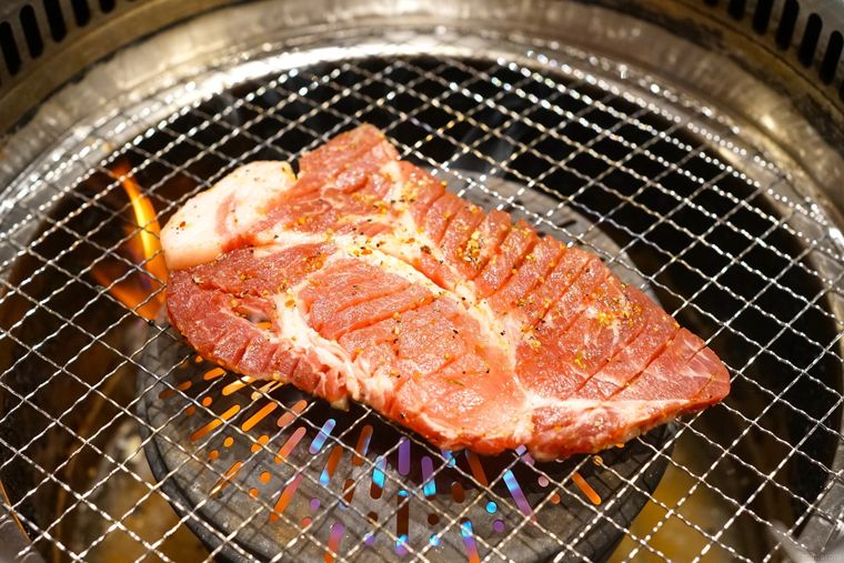 お肉を焼いている様子