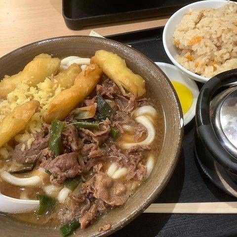 お肉がのっているうどんと炊き込みごはん