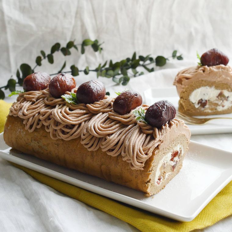 栗がのっているモンブランのロールケーキ