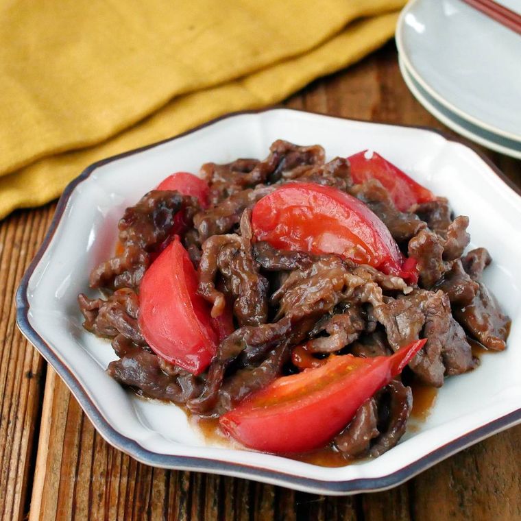 八角形の皿に盛りつけられた牛こま肉とトマトの中華風炒め