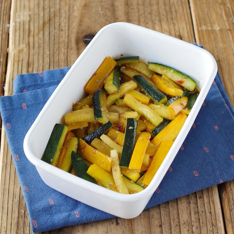 白い保存容器に入っているズッキーニの中華風きんぴら