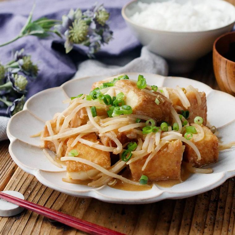 白い皿に盛りつけられた厚揚げともやしのピリ辛みそ炒め