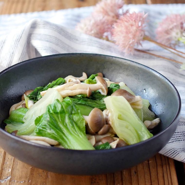 黒灰色の深皿に盛りつけられたチンゲン菜としめじのおひたし