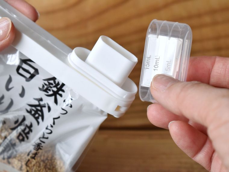 セリア「注ぎ口付き袋クリップ」が画期的すぎる!保存容器もスプーンもこれひとつで足りるの画像