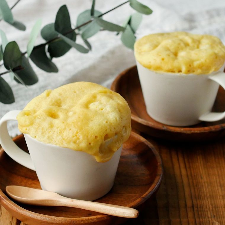 白いマグカップに入ったチーズ蒸しパン