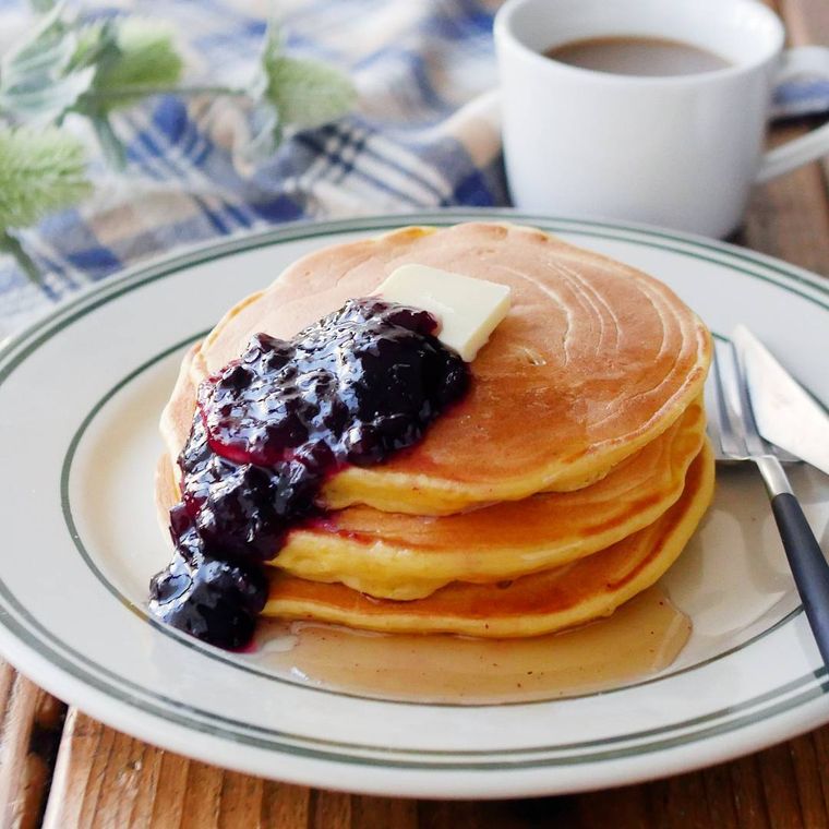 緑の線が入った白い皿に盛り付けられた絹豆腐入りホットケーキ