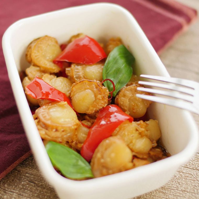 白い保存容器に盛り付けられたベビーホタテとパプリカのオイル漬け