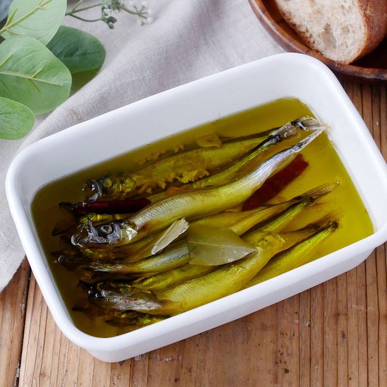 白い保存容器に盛り付けられた子持ちししゃものオイルサーディン風