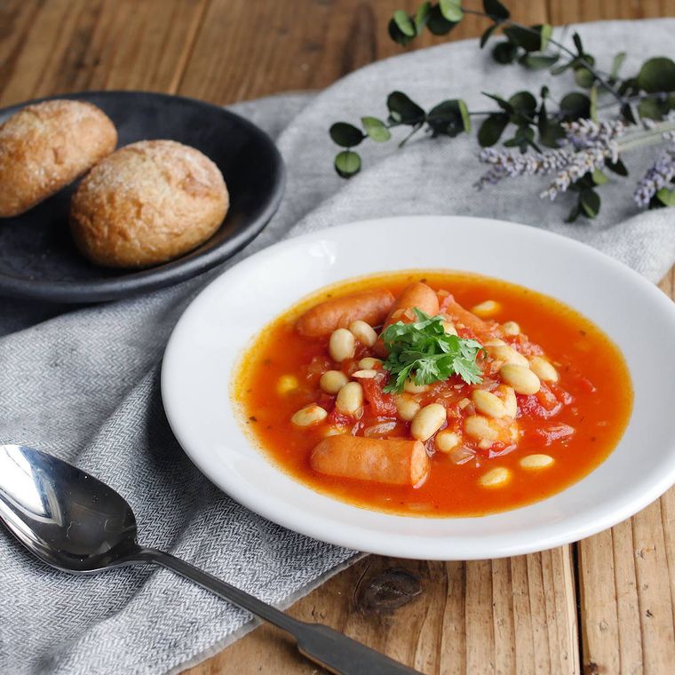 白いスープ皿に盛ったチリビーンズスープ