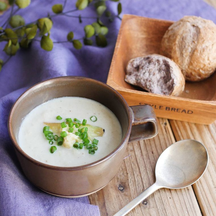 茶色いスープカップに盛った焼きなすのポタージュ
