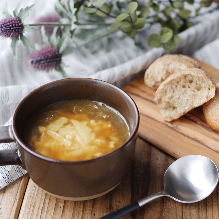 茶色いスープマグに入れたオニオングラタンスープ
