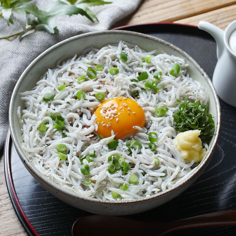 丼茶碗に盛り付けて卵黄をのせたしらす丼