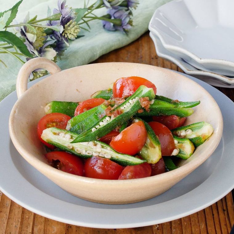 器に盛り付けたオクラとトマトの和風サラダ