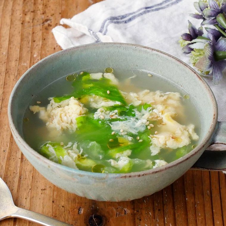 器に盛り付けたふんわり卵の中華スープ