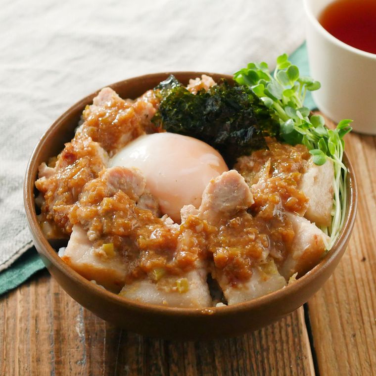 丼茶碗に盛り付けて温泉卵をのせたみそチャーシュー丼