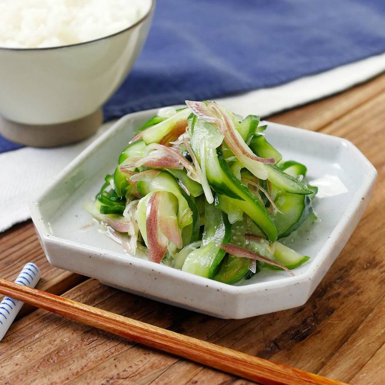 白い皿に盛られたきゅうりとみょうがの甘酢漬け