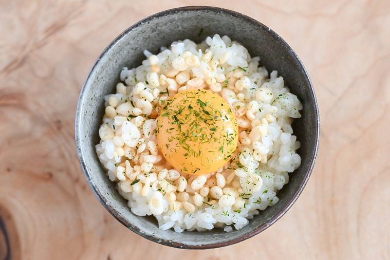 茶碗に入った天かす卵かけご飯