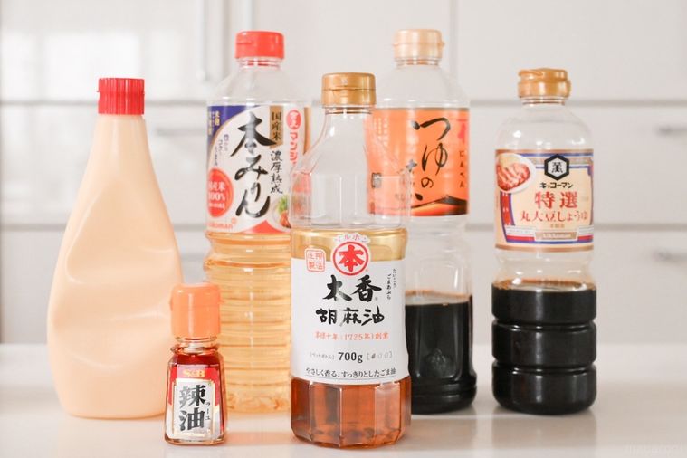机に並んだ調味料
