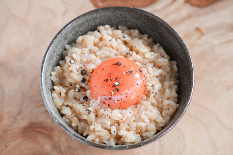 器に入ったチーズ卵かけご飯