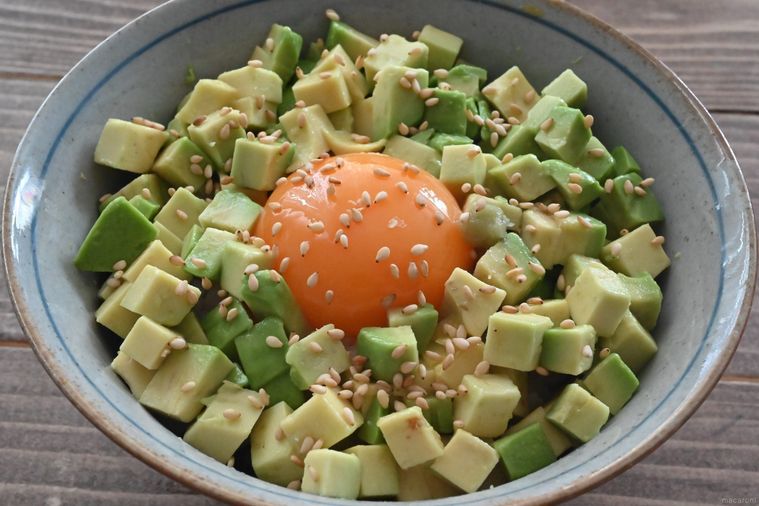 茶碗に入ったアボカドの卵かけご飯
