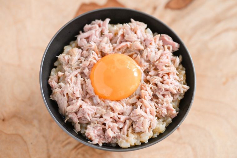 器に入ったツナ缶卵かけご飯