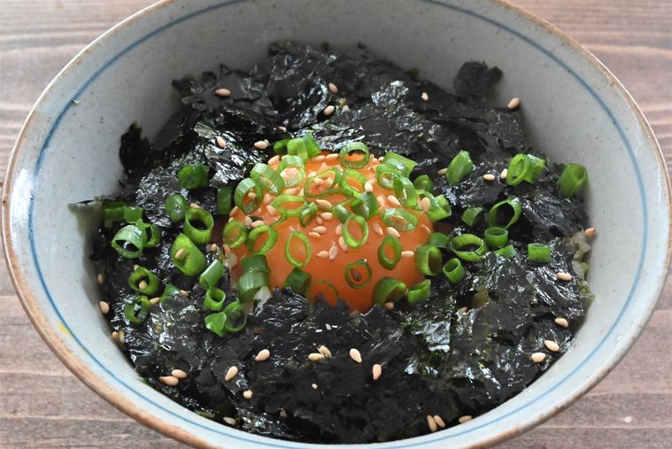 茶碗に入った韓国海苔と小ねぎがのった卵かけご飯