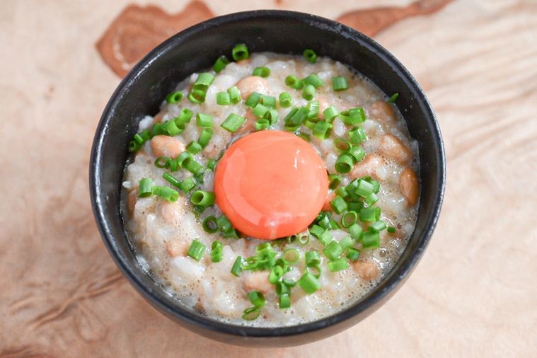 器に入った納豆卵かけご飯