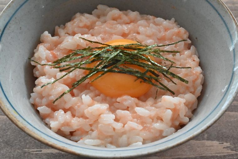茶碗に入った刻み海苔がのった明太子とバターの卵かけご飯
