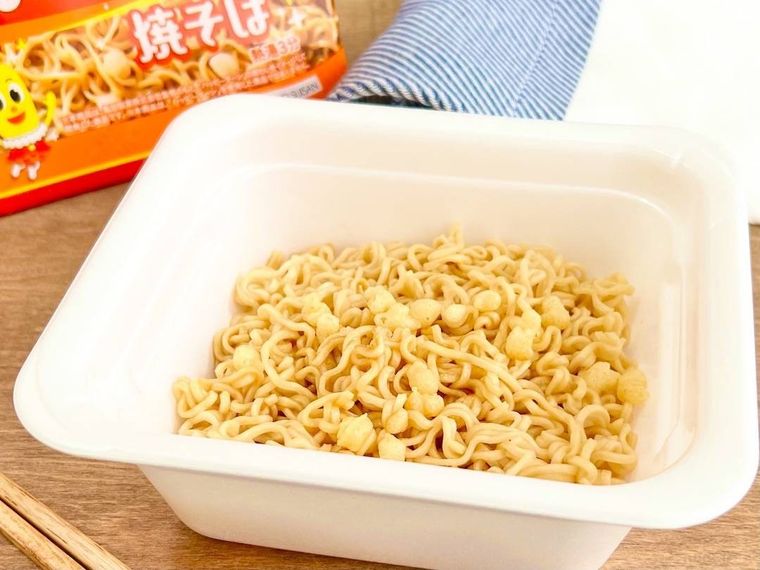 噂のハッピーターン味焼きそばを実食!“魔法の粉” を使わずに再現された味とは!?の画像