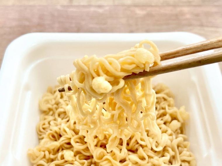 噂のハッピーターン味焼きそばを実食!“魔法の粉” を使わずに再現された味とは!?の画像