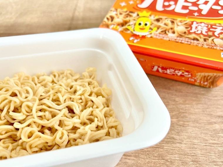 噂のハッピーターン味焼きそばを実食!“魔法の粉” を使わずに再現された味とは!?の画像