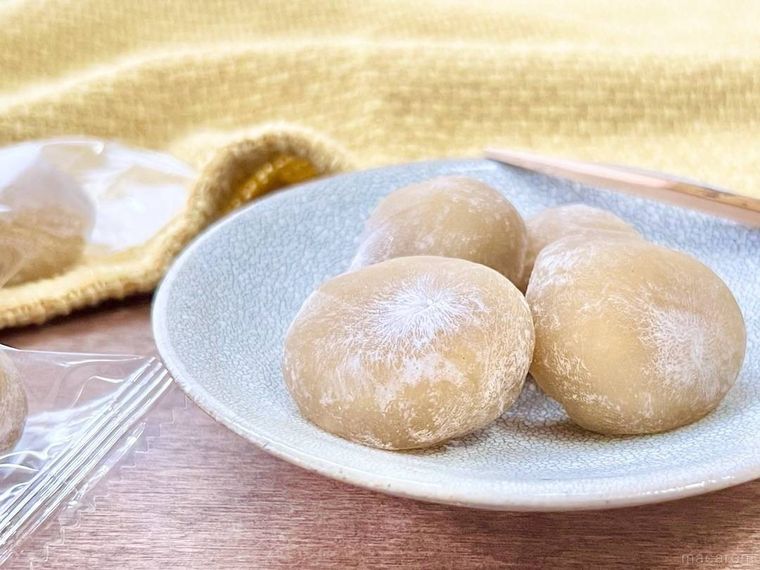 全ほうじ茶好きに伝えたい!カルディ新作「ほうじ茶もち」はオンライン売り切れの注目和菓子の画像