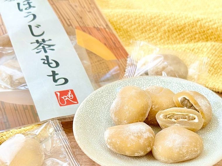 皿にのったほうじ茶もち