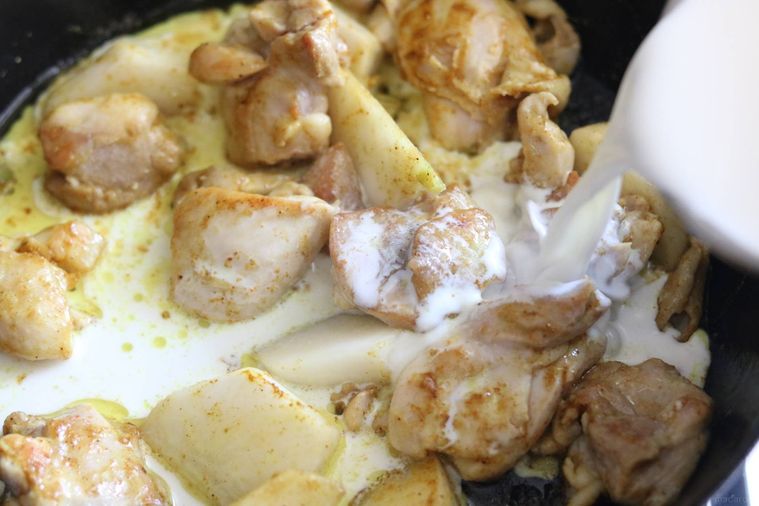 作り置きできるメインおかず♪ 鶏もも肉とかぶのカレークリーム煮の画像