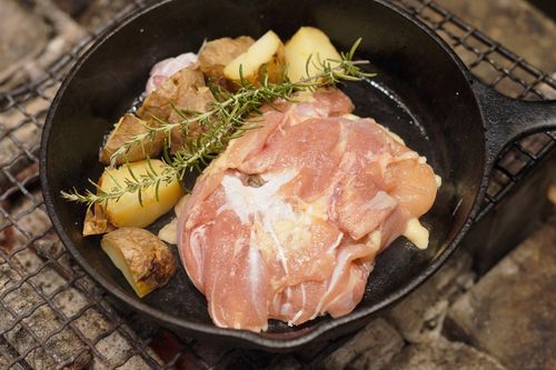 皮パリっ たっぷりきのこと鶏肉のレンガ焼き 樫村シェフのキャンプごはん 前編 3ページ目 Macaroni