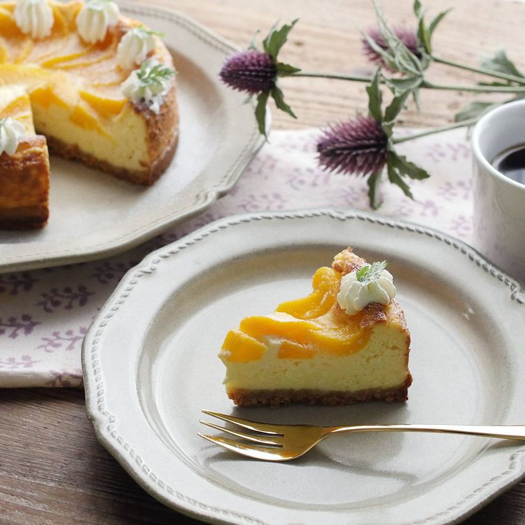 器に盛り付けた黄桃のベイクドチーズケーキ