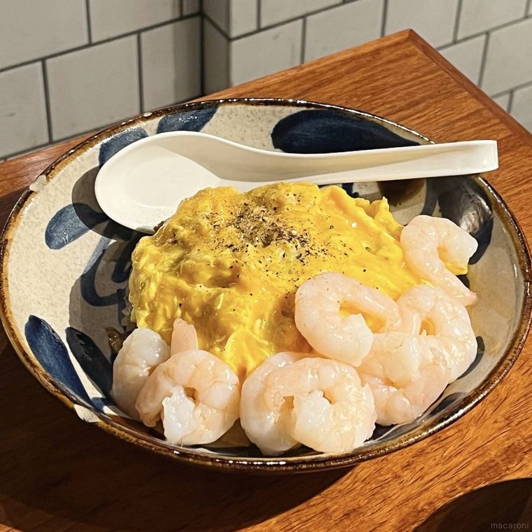 エビと卵が盛られたチャーハン