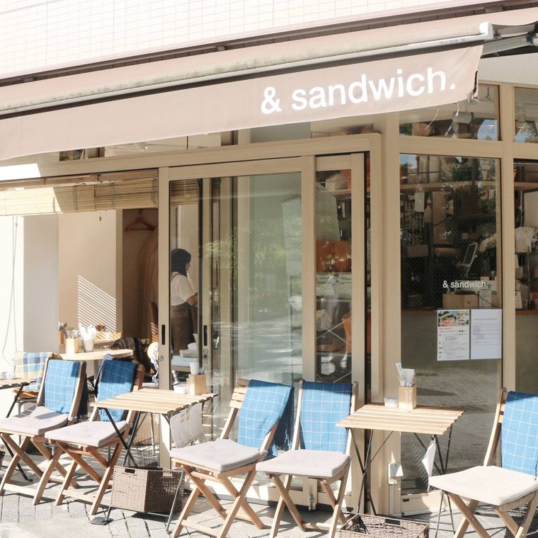 木目の椅子とテーブルが並ぶアンドサンドイッチのテラス席と外観