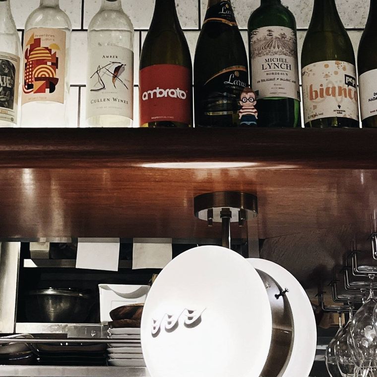 ワインボトルとランプが並ぶ琉球チャイニーズ シシシのカウンター