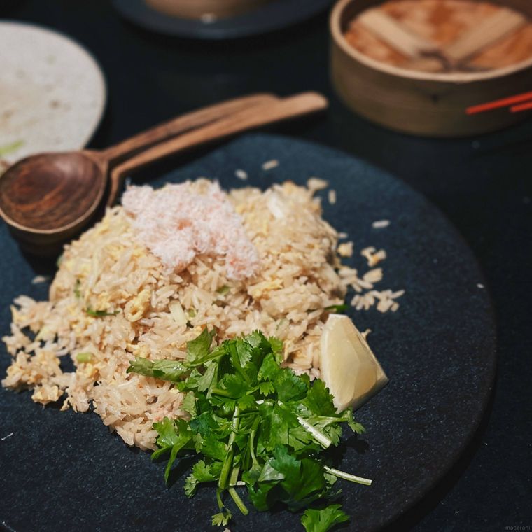 黒い器に盛られたチャーハン