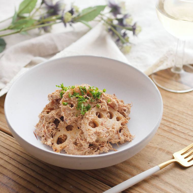 白い皿に盛り付けられた、焼きれんこんのおかかクリームチーズ和え