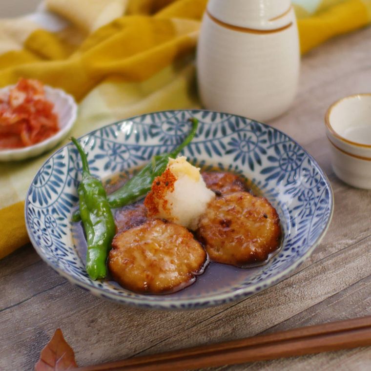 白地に青色の模様入りのお皿に盛り付けられた、 揚げ出しれんこん餅