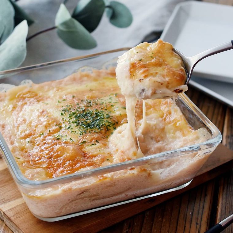 耐熱皿に入った、 れんこんの明太チーズグラタン