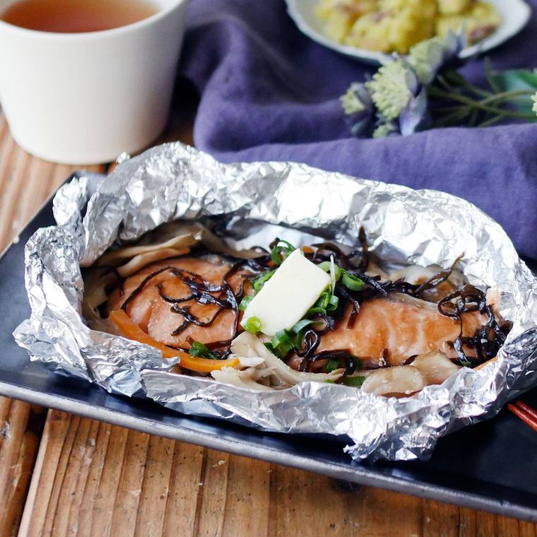 バターののった鮭の塩昆布ホイル焼き