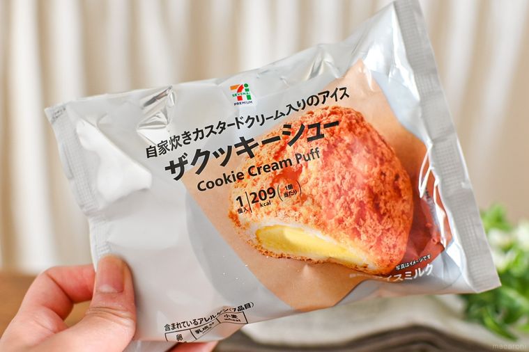 7プレミアム ザ クッキーシューのパッケージを持っているところ